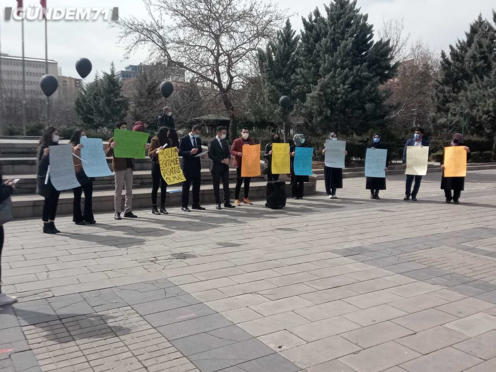 atanamayan-ogretmenler-kirikkale-eylem-2 Kırıkkale'de Atanamayan Öğretmenlerden Cumhuriyet Meydanı'nda Eylem