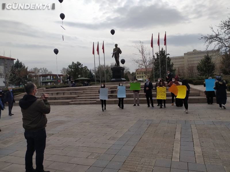 atanamayan-ogretmenler-kirikkale-eylem-4 Kırıkkale'de Atanamayan Öğretmenlerden Cumhuriyet Meydanı'nda Eylem