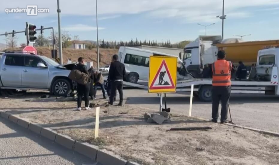 kirikkale-feci-trafik-kazasi-5-yarali-003 Kırıkkale'de Feci Trafik Kazası; Yolcu Minibüsü ile Kamyonet Çarpıştı 5 Kişi Yaralandı