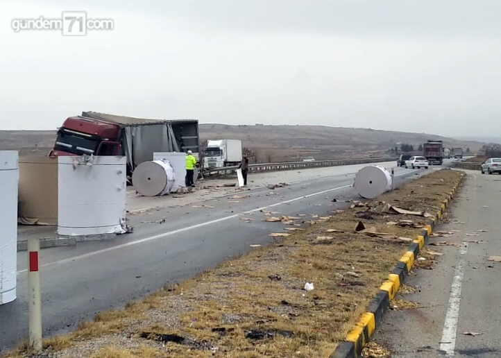 kirikkale-feci-trafik-kazasi-tir-bariyerlere-saplandi-2 Kırıkkale'de Feci Trafik Kazası; Seyir Halindeki Tır Demir Bariyerlere Saplandı