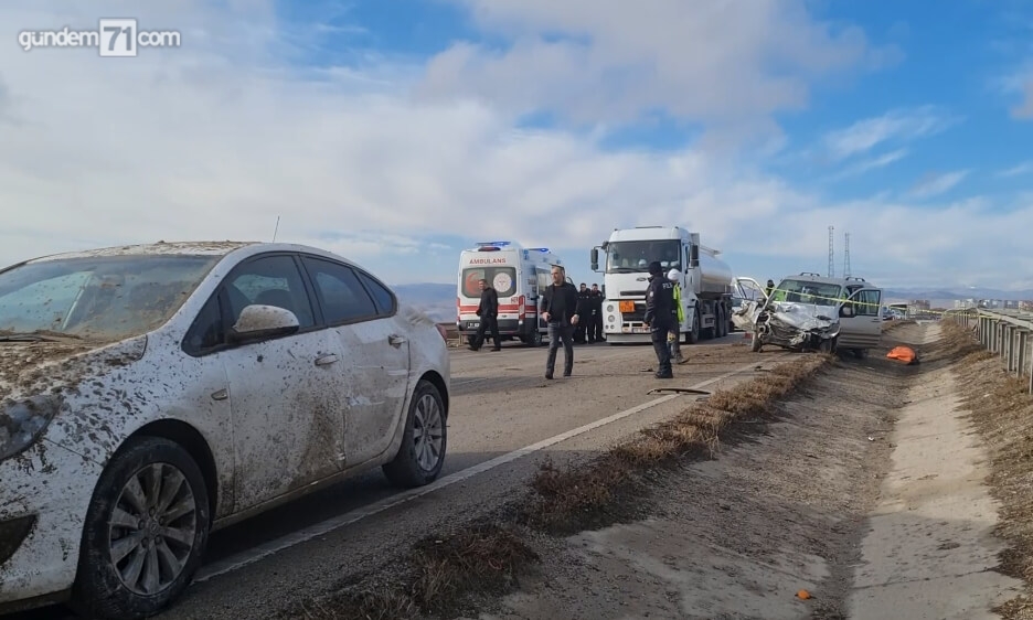 kirikkale-feci-trafik-kazasi-1-olu-4-yarali-1 Kırıkkale'de Feci Trafik Kazası; Hafif Ticari Araç Hurdaya Döndü 1 Kişi Öldü, 4 Kişi Yaralandı