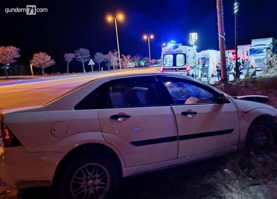 kirikkale-kaza-2 Kırıkkale Trafik Kazası; Kontrolden Çıkan Otomobil Bariyerlere Çarptı, Yaralılar Var