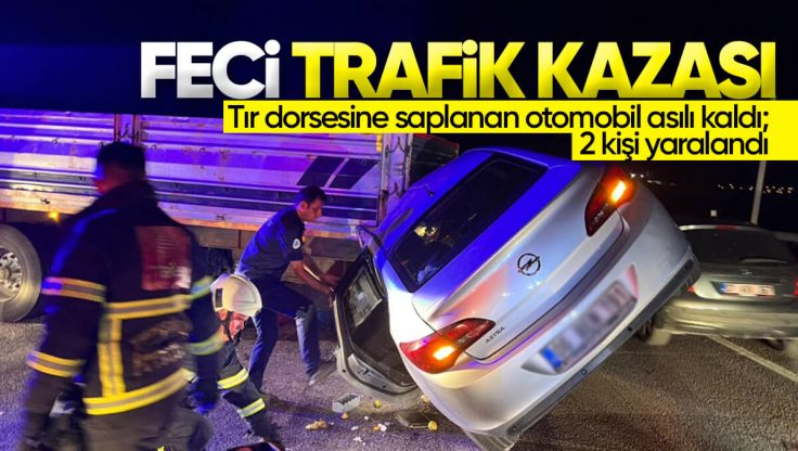 Kırıkkale’de Feci Trafik Kazası, Tırın Dorsesine Saplanan Otomobil Asılı Kaldı; 2 Kişi Yaralandı