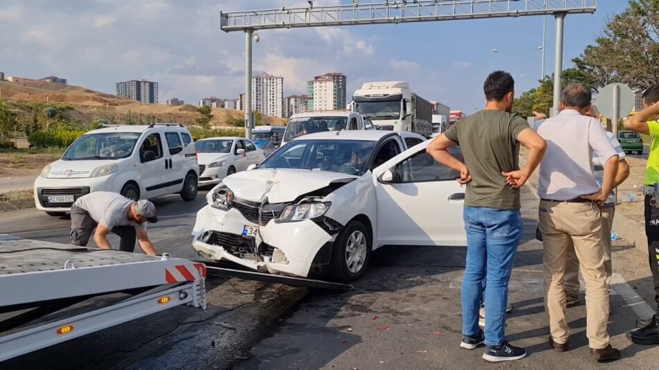 kirikkale-kaza-4 Kırıkkale'de Trafik Kazası, İki Otomobil Çarpıştı; 3 Kişi Yaralandı