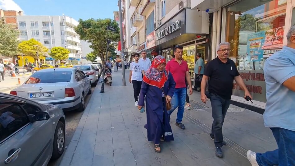 kirikkale-yasli-kadin-dolandirilmaktan-son-anda-kurtuldu-1-1 Kırıkkale'de Polis, Yaşlı Kadını Dolandırılmaktan Son Anda Kurtardı