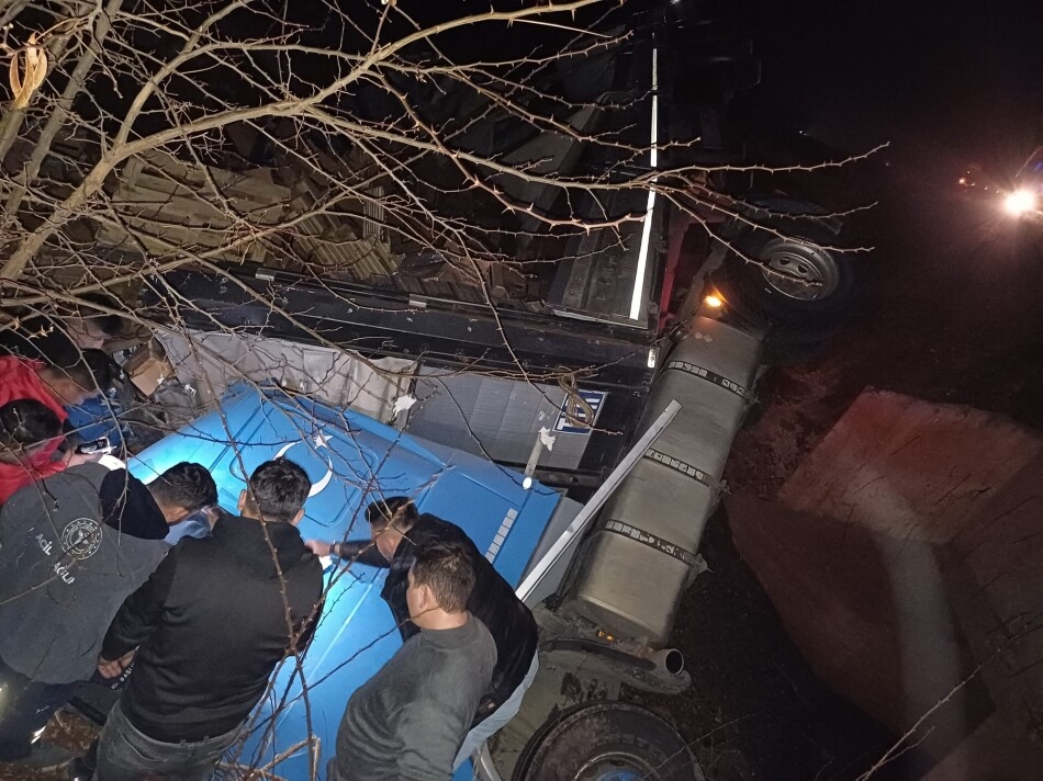 kirikkale-yogun-sis-iki-ayri-trafik-kazasi-6-yarali-2 Kırıkkale'de İki Ayrı Trafik Kazasında 6 Kişi Yaralandı
