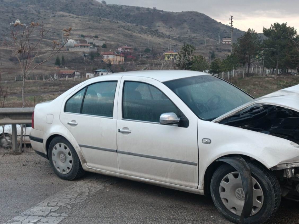 kirikkale-trafik-kazasi-3-yarali Kırıkale'de Trafik Kazası; Bariyerlere Çarpan Otomobilde Bulunan 3 Kişi Yaralandı