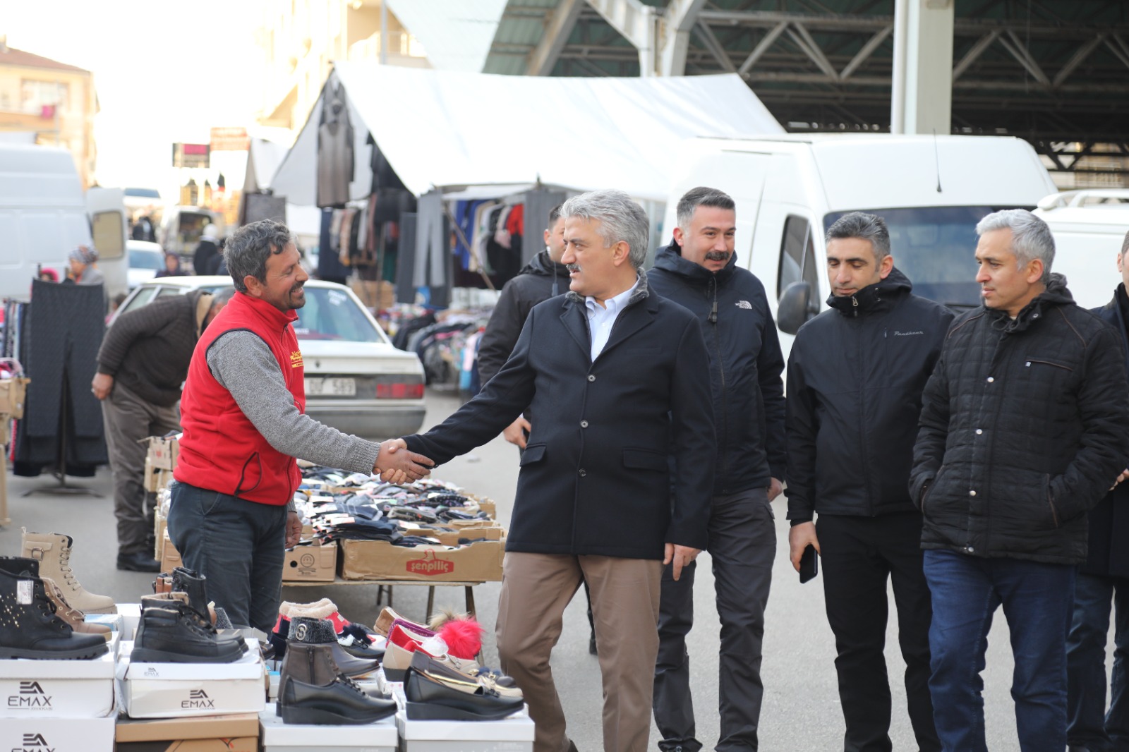 kirikkale-valisi-mehmet-makas-pazar-ziyareti-3 Vali Mehmet Makas Kırıkkale'de Semt Pazarları Ziyaretlerine Devam Ediyor