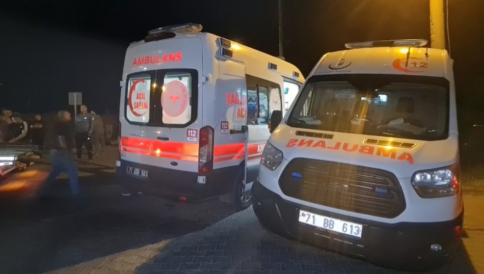 1713563827_a1 Kırıkkale'de Ambulans İle Ticari Taksi Çarpıştı, 3'ü Sağlık Görevlisi 4 Kişi Yaralandı