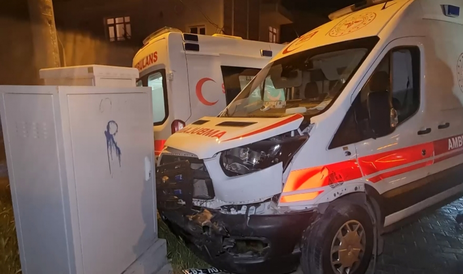 1713563829_a123 Kırıkkale'de Ambulans İle Ticari Taksi Çarpıştı, 3'ü Sağlık Görevlisi 4 Kişi Yaralandı