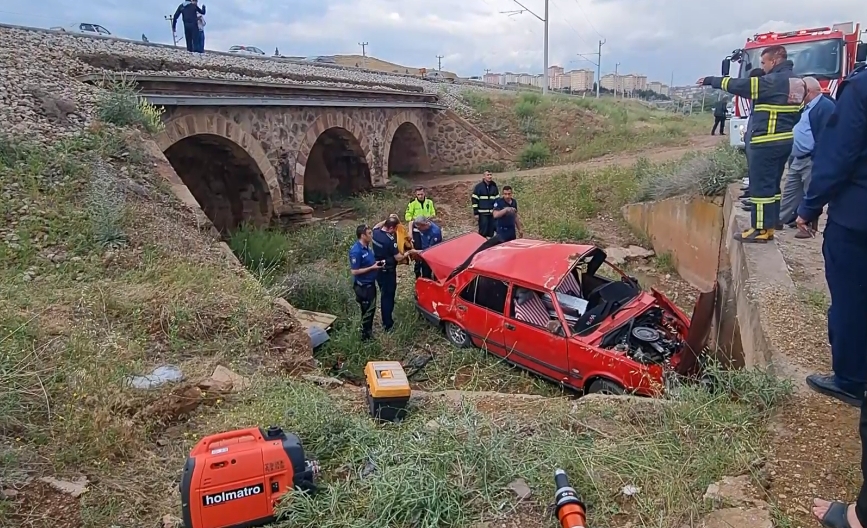 1716577868_01 Kırıkkale'de Otomobil Dereye Düştü: 2 Yaralı