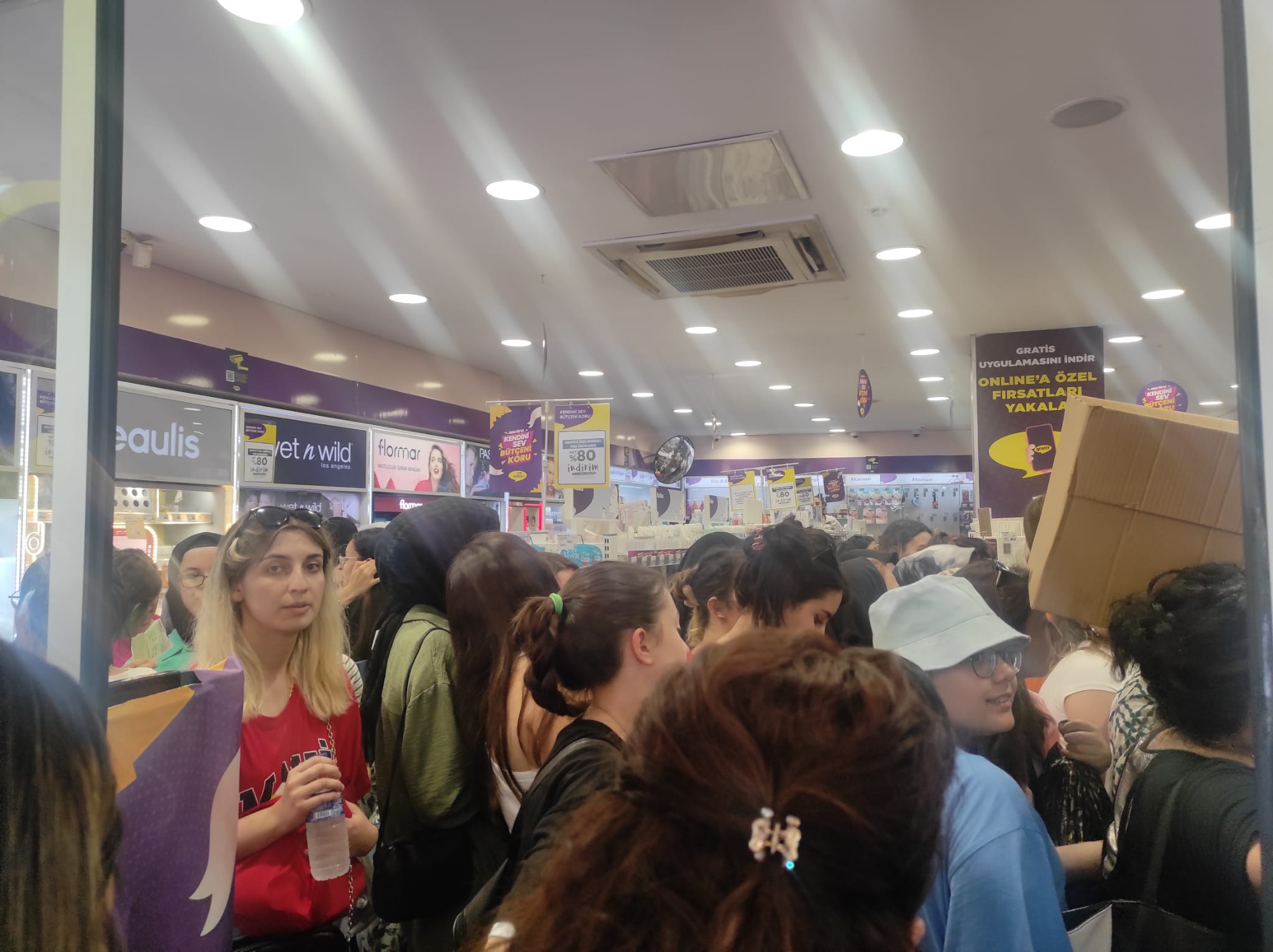 kirikkale-gratis-indirim-kuyrug5 Kırıkkale'de İndirim İzdihamı: Gratis Mağazasında Büyük Yoğunluk
