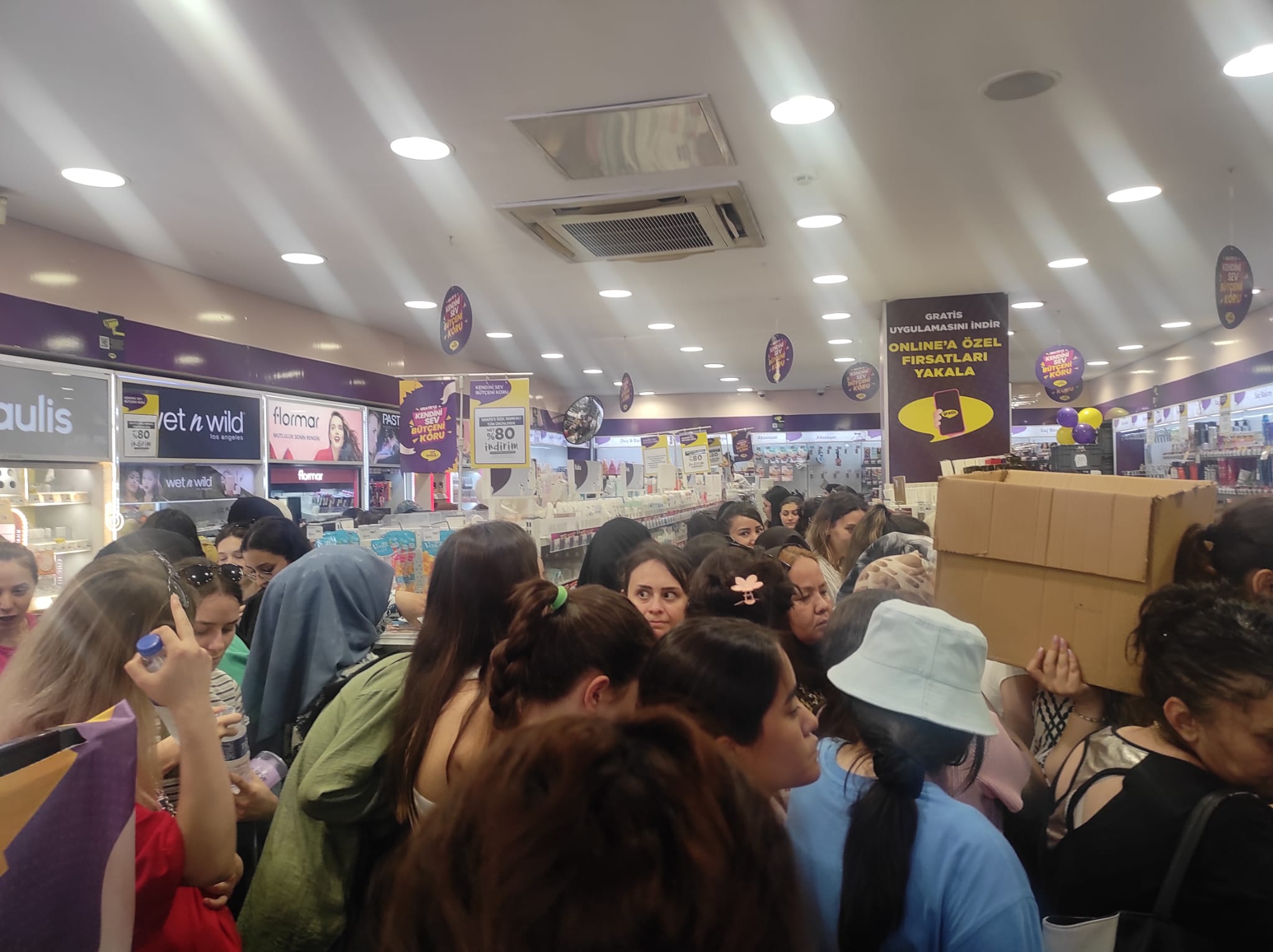 kirikkale-gratis-indirim-kuyrugu-2 Kırıkkale'de İndirim İzdihamı: Gratis Mağazasında Büyük Yoğunluk