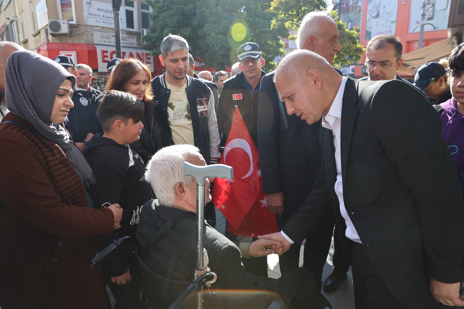 Kirikkalede-esnaf-ve-vatandaslara-1923-adet-Turk-Bayragi-dagitildi-5 Kırıkkale'de Esnaf ve Vatandaşlara 1923 Adet Türk Bayrağı Dağıtıldı 