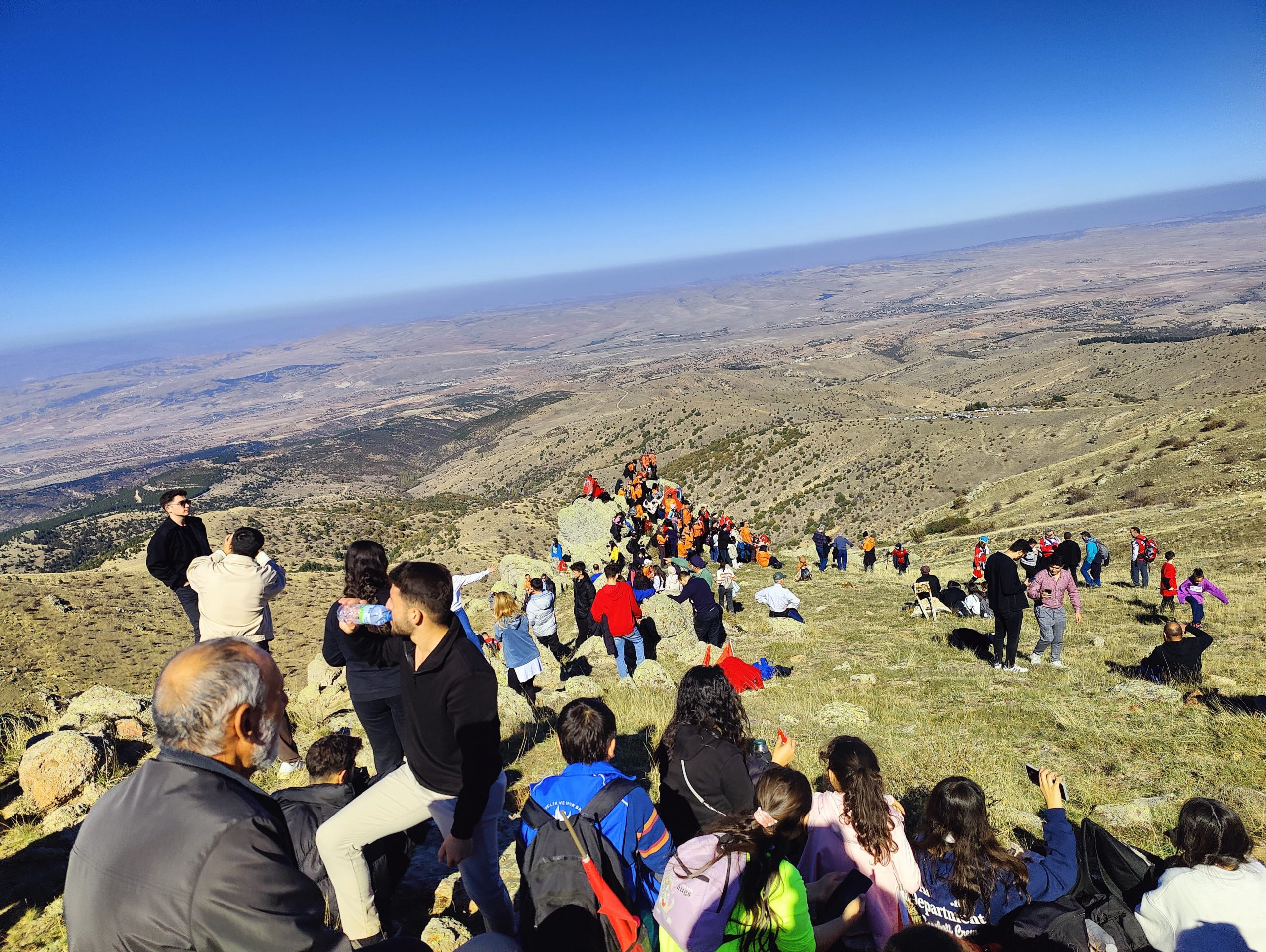 WhatsApp-Image-2024-10-27-at-23.27.04-2-scaled Kırıkkale'de 101. Yıl Cumhuriyet Coşkusu: Dinek Dağı Zirvesine Bayrak Yürüyüşü