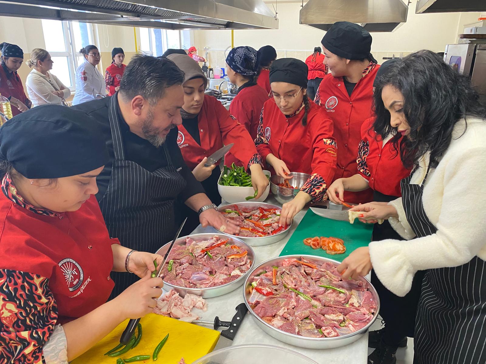 20241224_131152 Kırıkkale'de Öğrenciler, Yöresel Yemekleri Dünyaca Ünlü Şef Hüseyin Şipal'dan Öğrendi