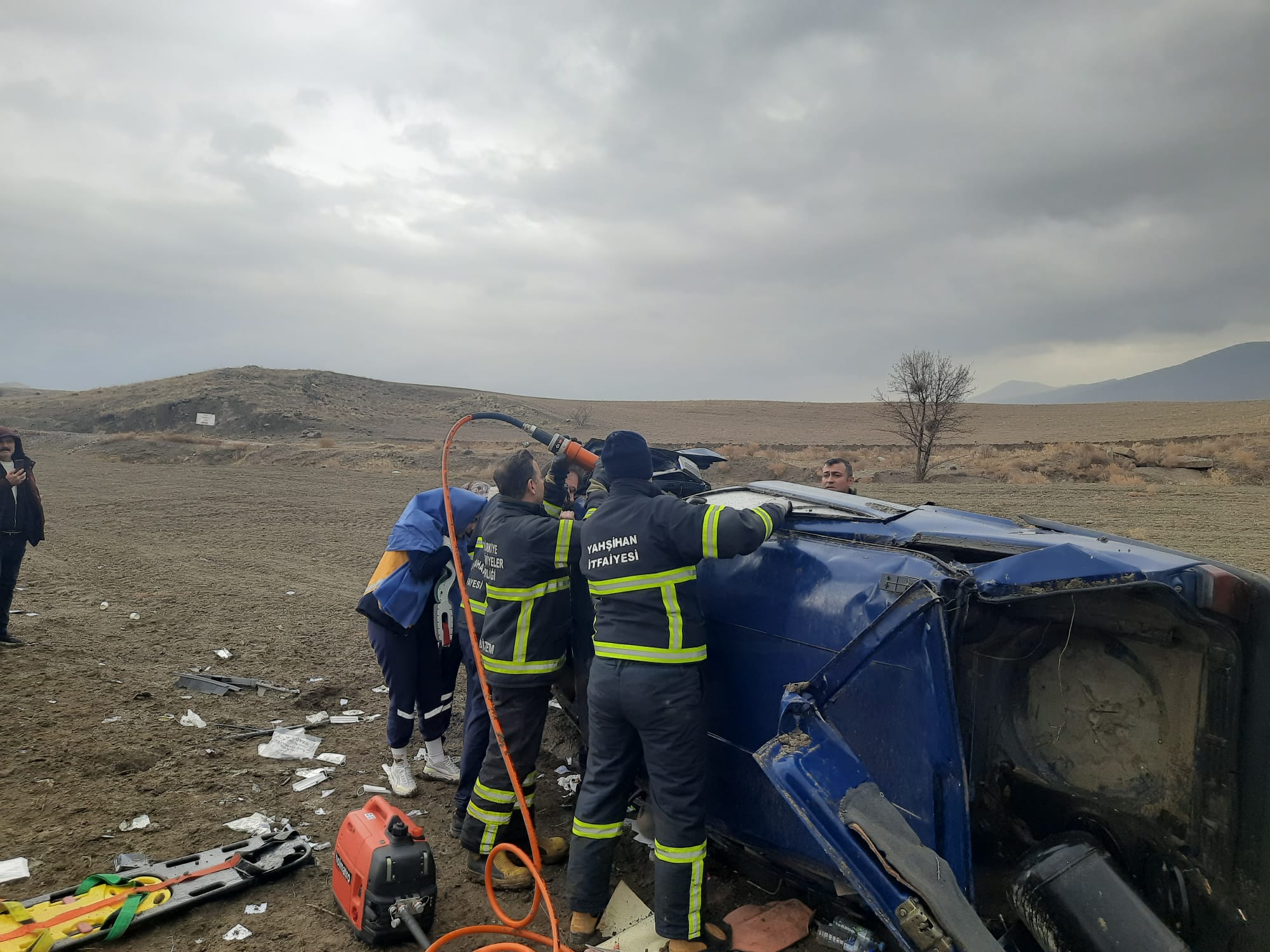 IMG-20241211-WA0030 Kırıkkale'de Yağmurun Kurbanı: Takla Atan Otomobil Paramparça Oldu, Sürücü Ağır Yaralı