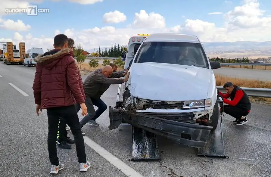 kirikkale-trafik-kazasi-5-yarali-002 Kırıkkale'de Feci Trafik Kazası; Demir Bariyerlere Çarpan Araçta Bulunan 5 Kişi Yaralandı