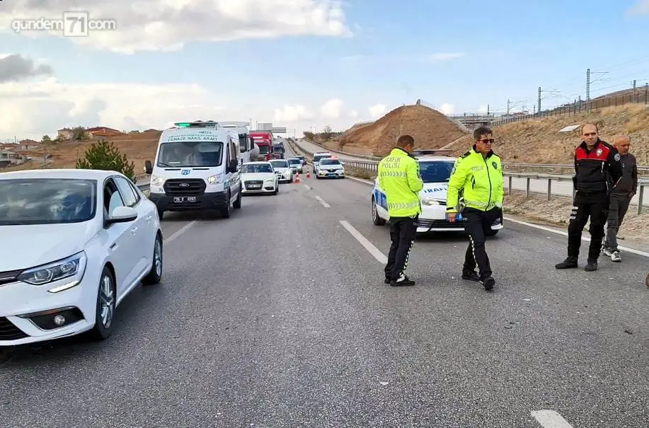 kirikkale-trafik-kazasi-5-yarali-003-1 Kırıkkale'de Feci Trafik Kazası; Demir Bariyerlere Çarpan Araçta Bulunan 5 Kişi Yaralandı