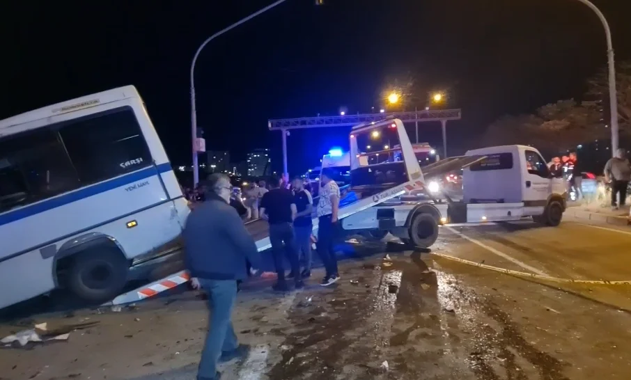 1717015850_045 Kırıkkale'de Gece Saatlerinde Feci Trafik Kazası; Otomobil İle Dolmuş Çarpıştı 22 Yaralı