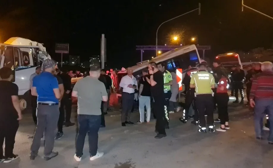 1717015852_05 Kırıkkale'de Gece Saatlerinde Feci Trafik Kazası; Otomobil İle Dolmuş Çarpıştı 22 Yaralı