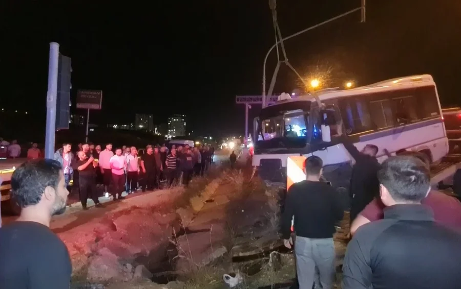1717015852_055 Kırıkkale'de Gece Saatlerinde Feci Trafik Kazası; Otomobil İle Dolmuş Çarpıştı 22 Yaralı