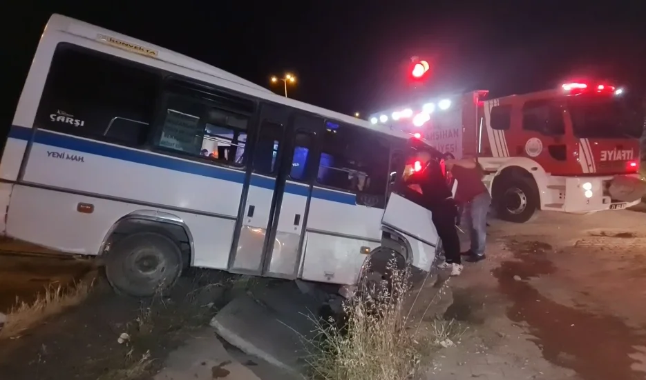 1717015853_04 Kırıkkale'de Gece Saatlerinde Feci Trafik Kazası; Otomobil İle Dolmuş Çarpıştı 22 Yaralı