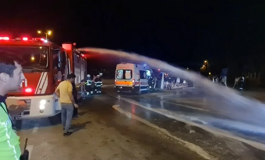 1717015853_05566 Kırıkkale'de Gece Saatlerinde Feci Trafik Kazası; Otomobil İle Dolmuş Çarpıştı 22 Yaralı