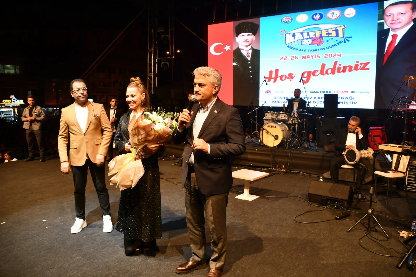lara-konser-6 Kırıkkale'li Sanatçı Lara KALEFEST'te Konser Verdi