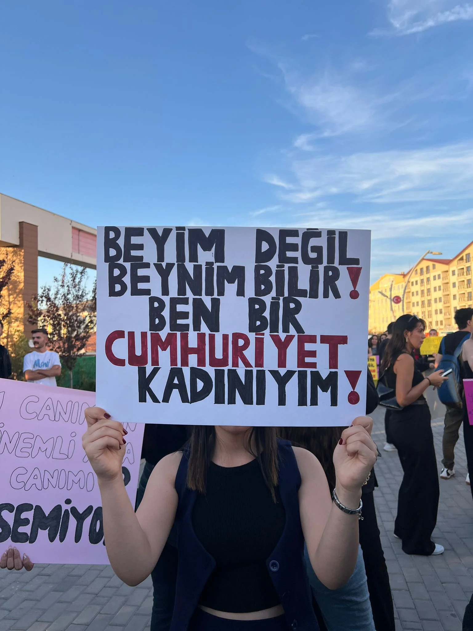 GZdwzmtXsAAb7OB Kırıkkale'de Üniversite Öğrencilerinden Kadına Şiddete Protesto