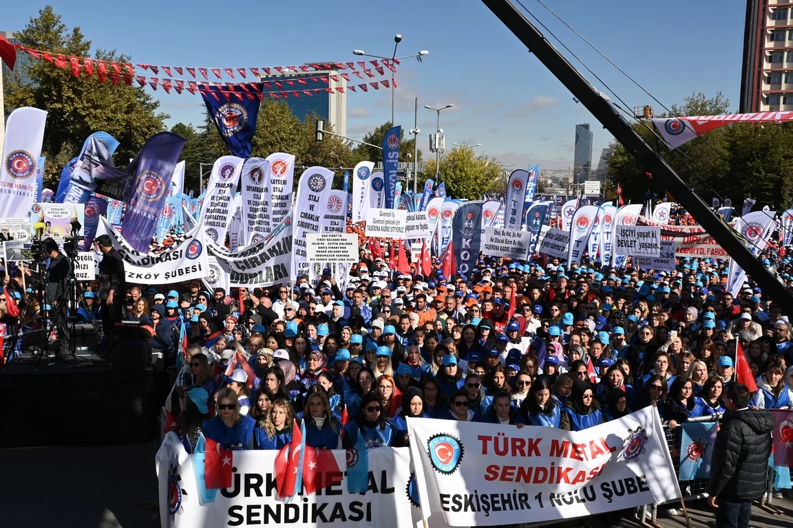 turk-metal-turk-is-zordayiz-gecinemiyoruz-2 TÜRK-İŞ'ten Ankara'da Dev Miting: Kırıkkale'den Binlerce İşçi 'Zordayız Geçinemiyoruz' Dediler