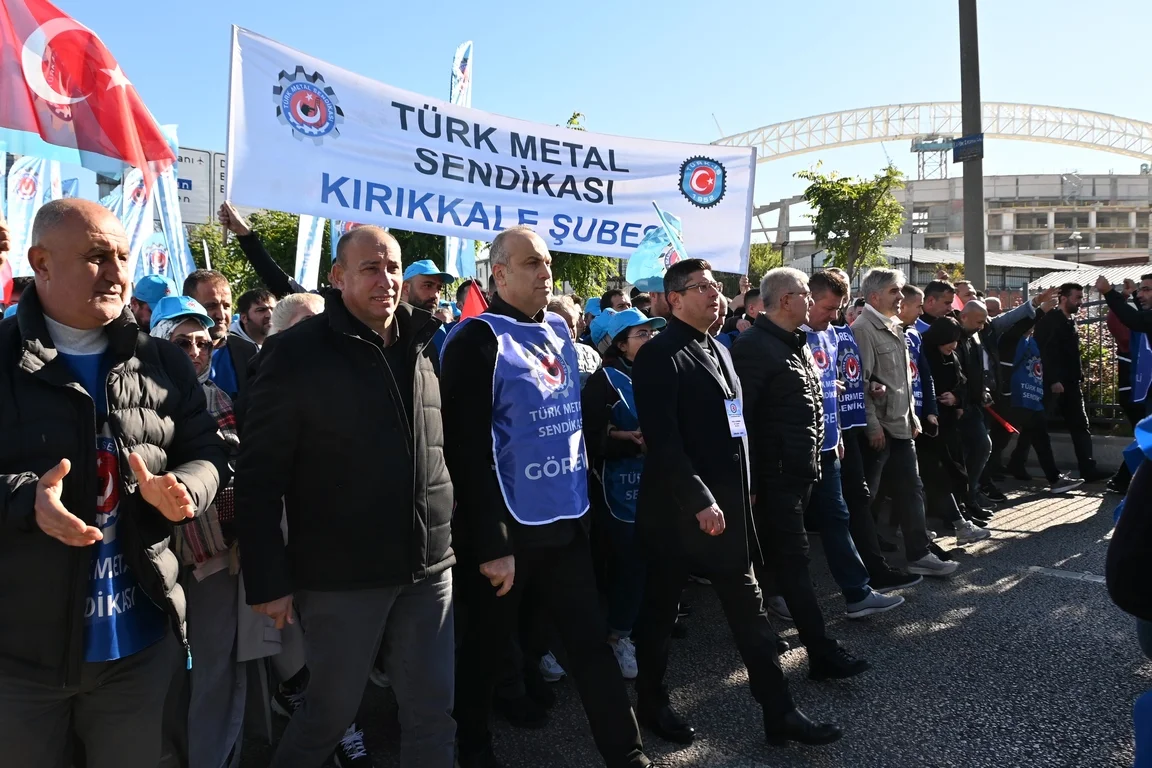 turk-metal-turk-is-zordayiz-gecinemiyoruz-3 TÜRK-İŞ'ten Ankara'da Dev Miting: Kırıkkale'den Binlerce İşçi 'Zordayız Geçinemiyoruz' Dediler