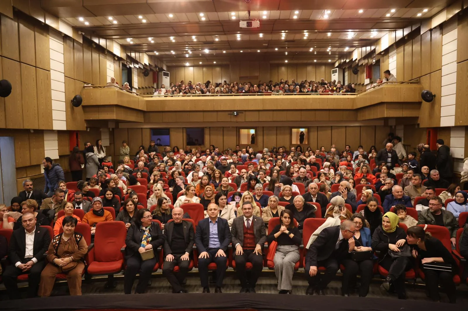 IMG-20241114-WA0072 'Kurtuluşun Kadınları' Tiyatro Oyunu Kırıkkale Kültür Merkezi'nde Yoğun Katılımla Sergilendi