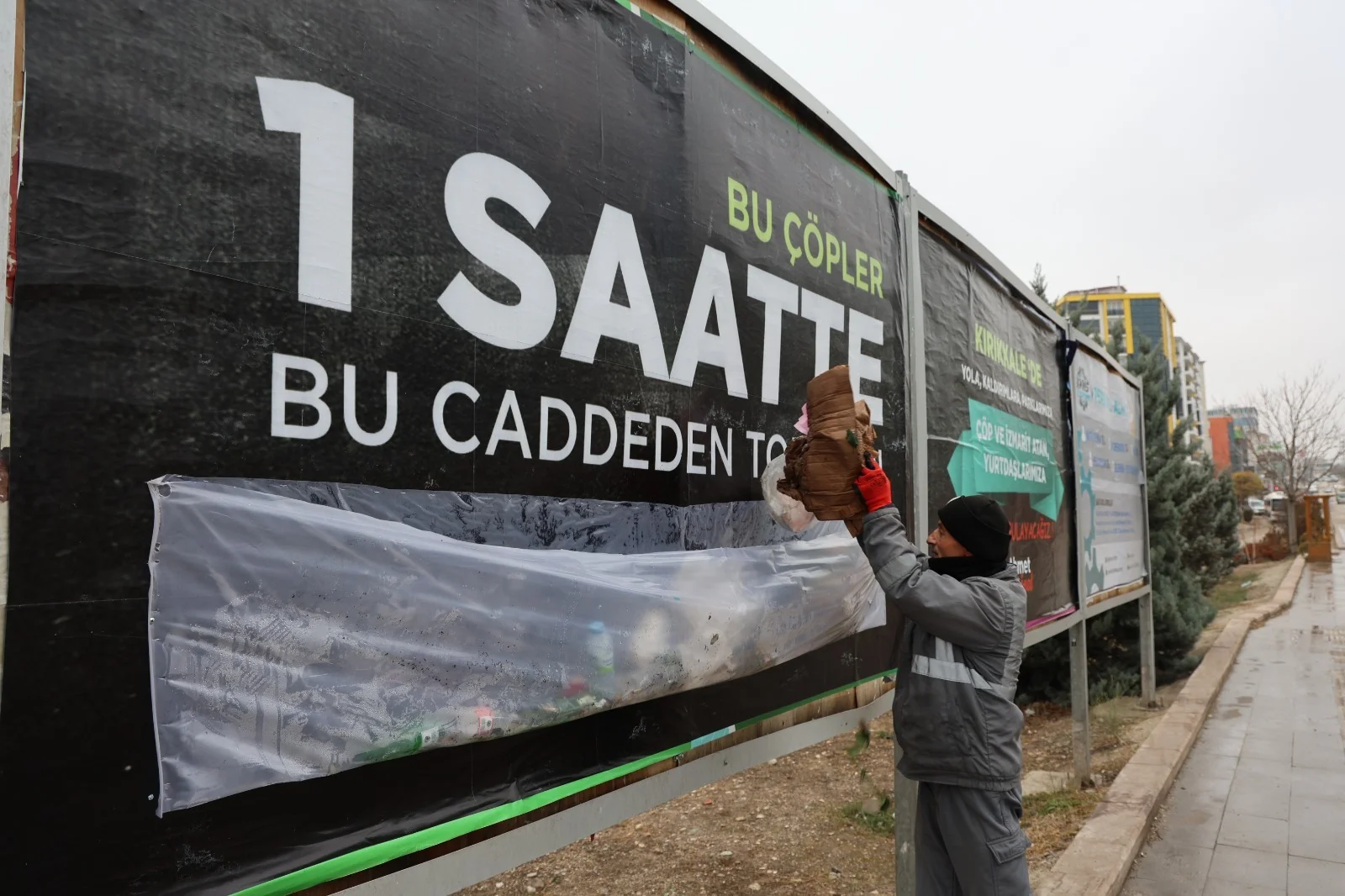 IMG-20241127-WA0021 Kırıkkale'de Farkındalık İçin Çöpler Billboarda Asıldı