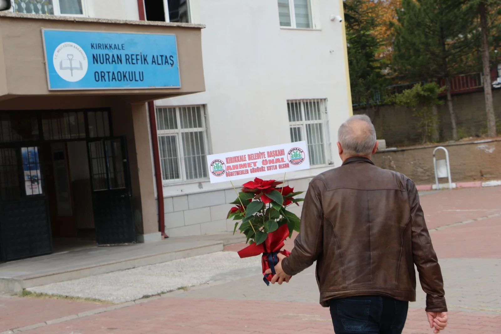 ahmet-onal-kirikkale-ogretmenler-gunu-cicek-3 Kırıkkale Belediye Başkanı Ahmet Önal'dan Öğretmenler Gününde Anlamlı Hediye: Atatürk Çiçeği