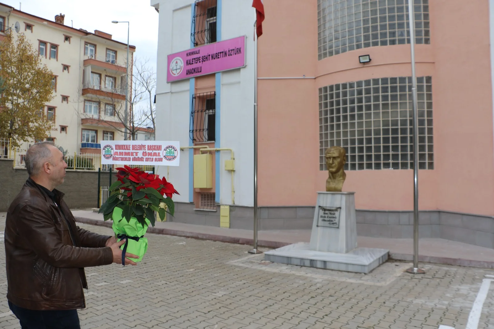 ahmet-onal-kirikkale-ogretmenler-gunu-cicek-8 Kırıkkale Belediye Başkanı Ahmet Önal'dan Öğretmenler Gününde Anlamlı Hediye: Atatürk Çiçeği