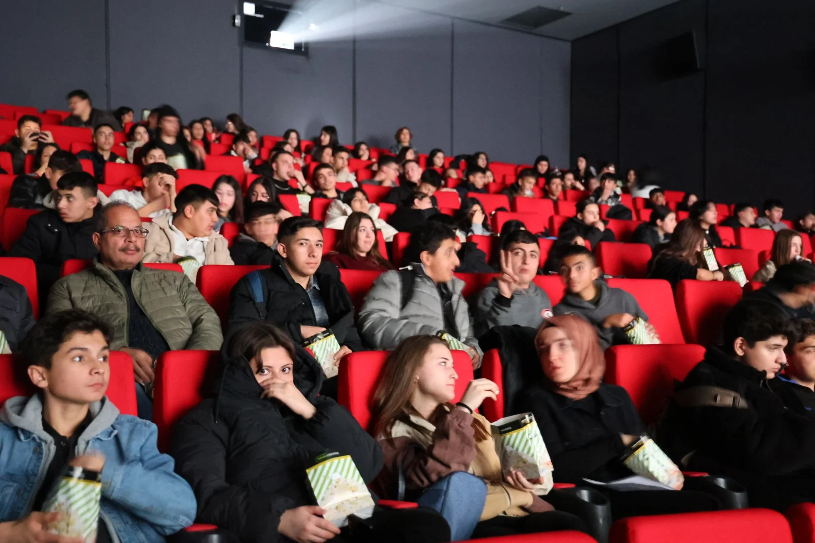 baskan-onal-kirikkale-ogrenci-sinema-jest-4 Kırıkkale Belediye Başkanı Ahmet Önal, Öğrencileri 'Bir Cumhuriyet Şarkısı' Filmiyle Buluşturdu