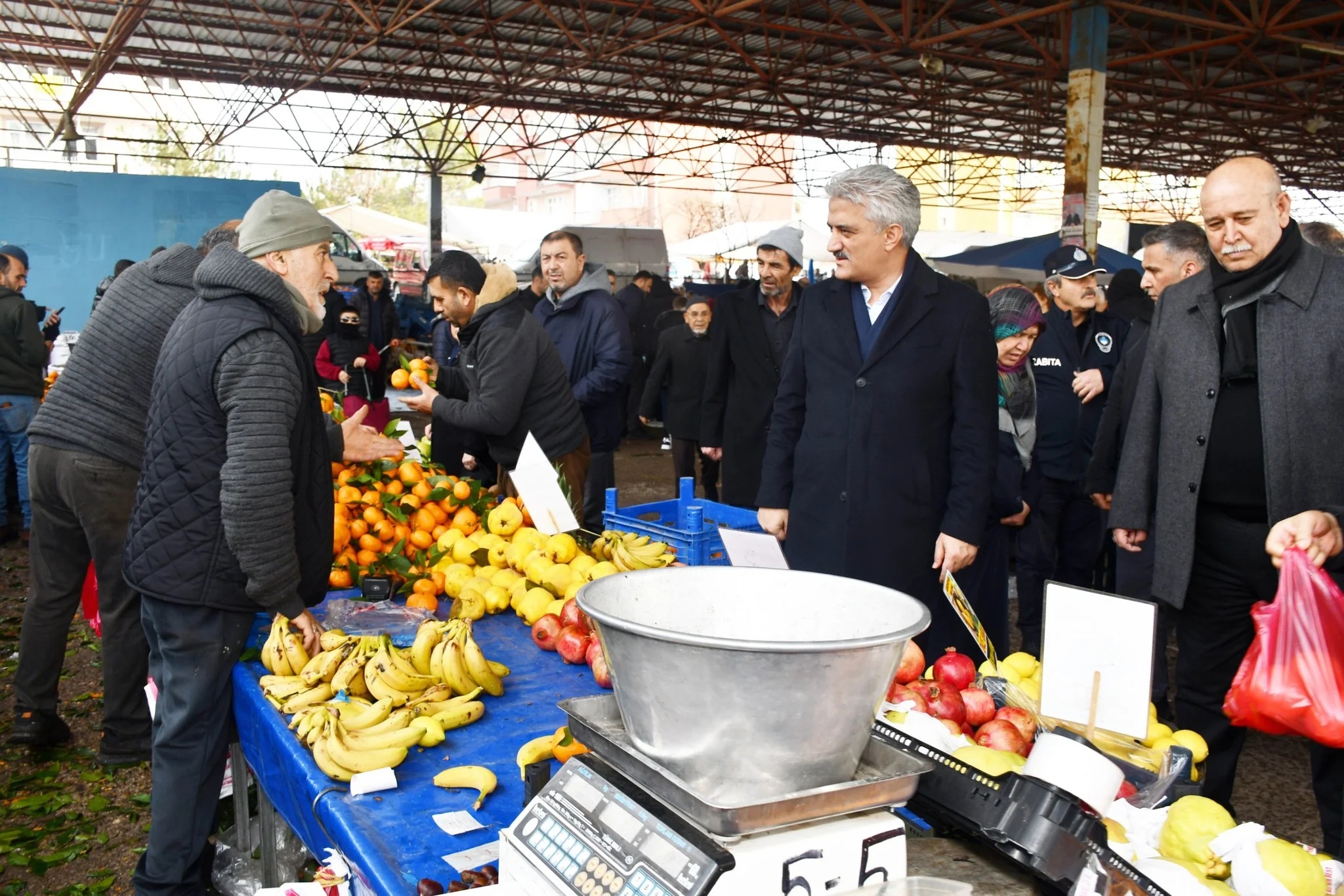 vali-makas-semt-pazari-3 Kırıkkale Valisi Mehmet Makas, Kaletepe Sadettin Salmanlı Semt Pazarı'nda Esnaf ve Vatandaşla Buluştu