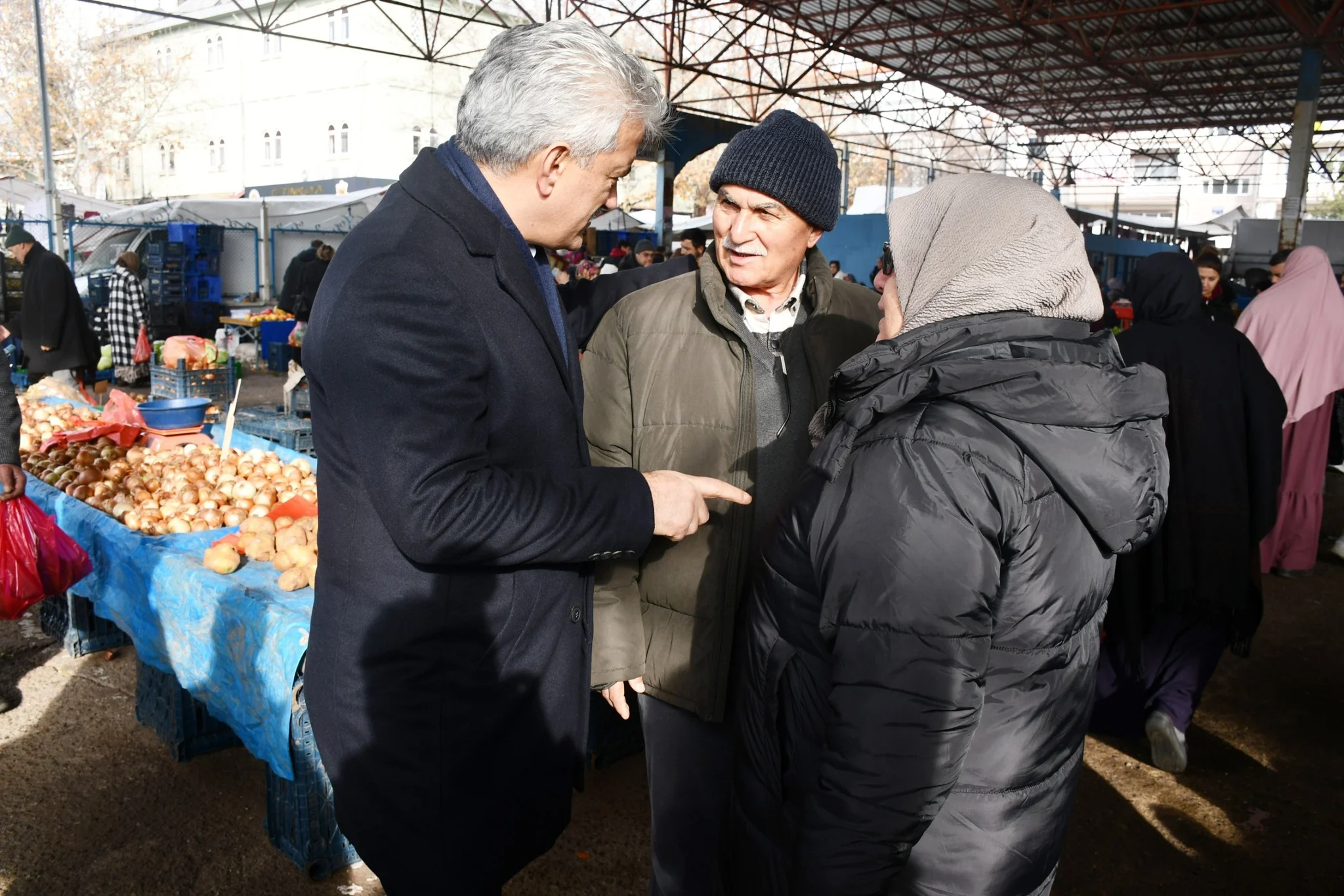 vali-makas-semt-pazari-6 Kırıkkale Valisi Mehmet Makas, Kaletepe Sadettin Salmanlı Semt Pazarı'nda Esnaf ve Vatandaşla Buluştu