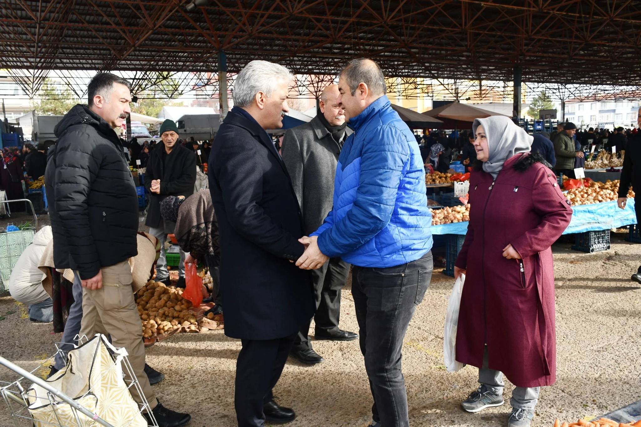 vali-makas-semt-pazari-7 Kırıkkale Valisi Mehmet Makas, Kaletepe Sadettin Salmanlı Semt Pazarı'nda Esnaf ve Vatandaşla Buluştu