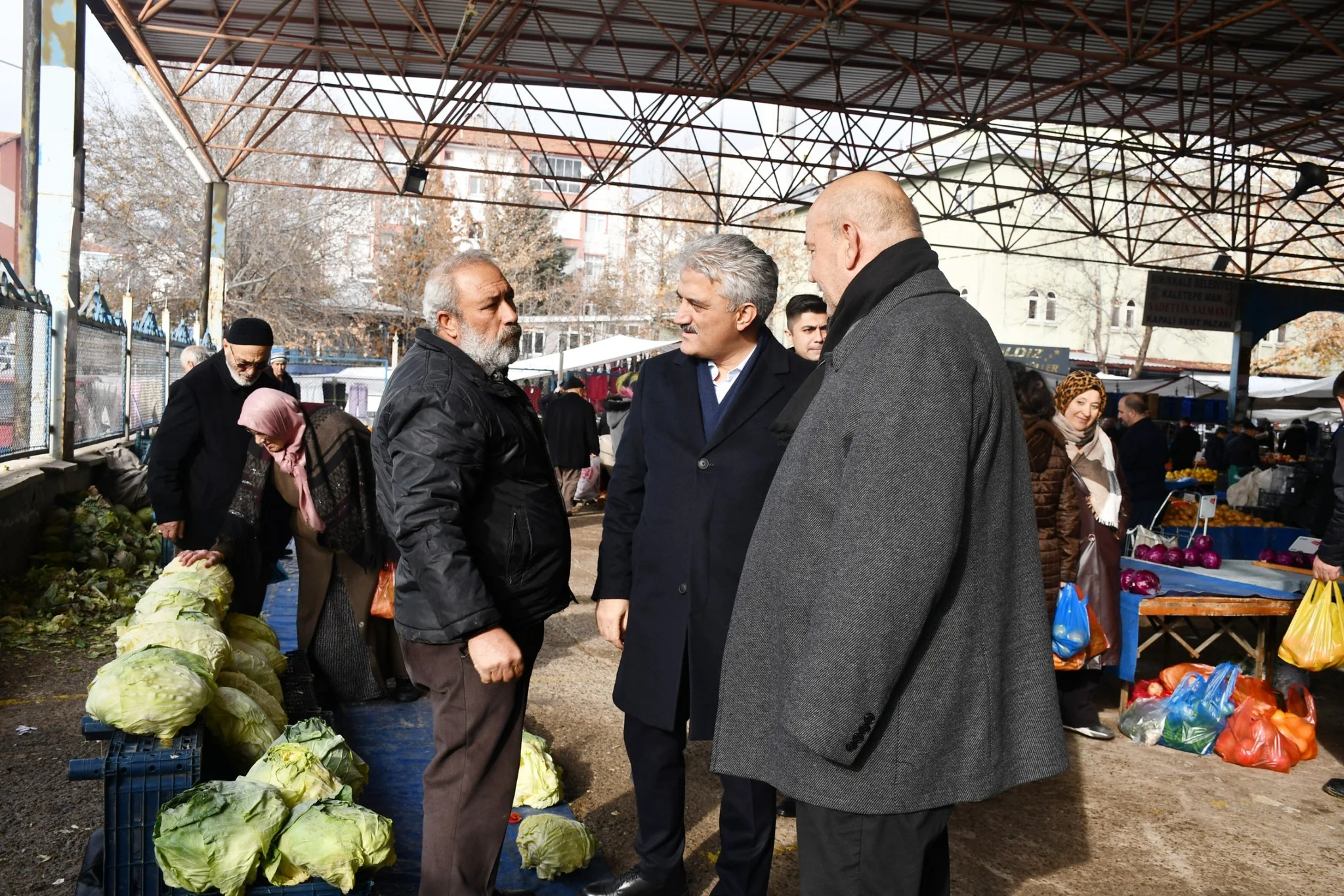 vali-makas-semt-pazari-8 Kırıkkale Valisi Mehmet Makas, Kaletepe Sadettin Salmanlı Semt Pazarı'nda Esnaf ve Vatandaşla Buluştu