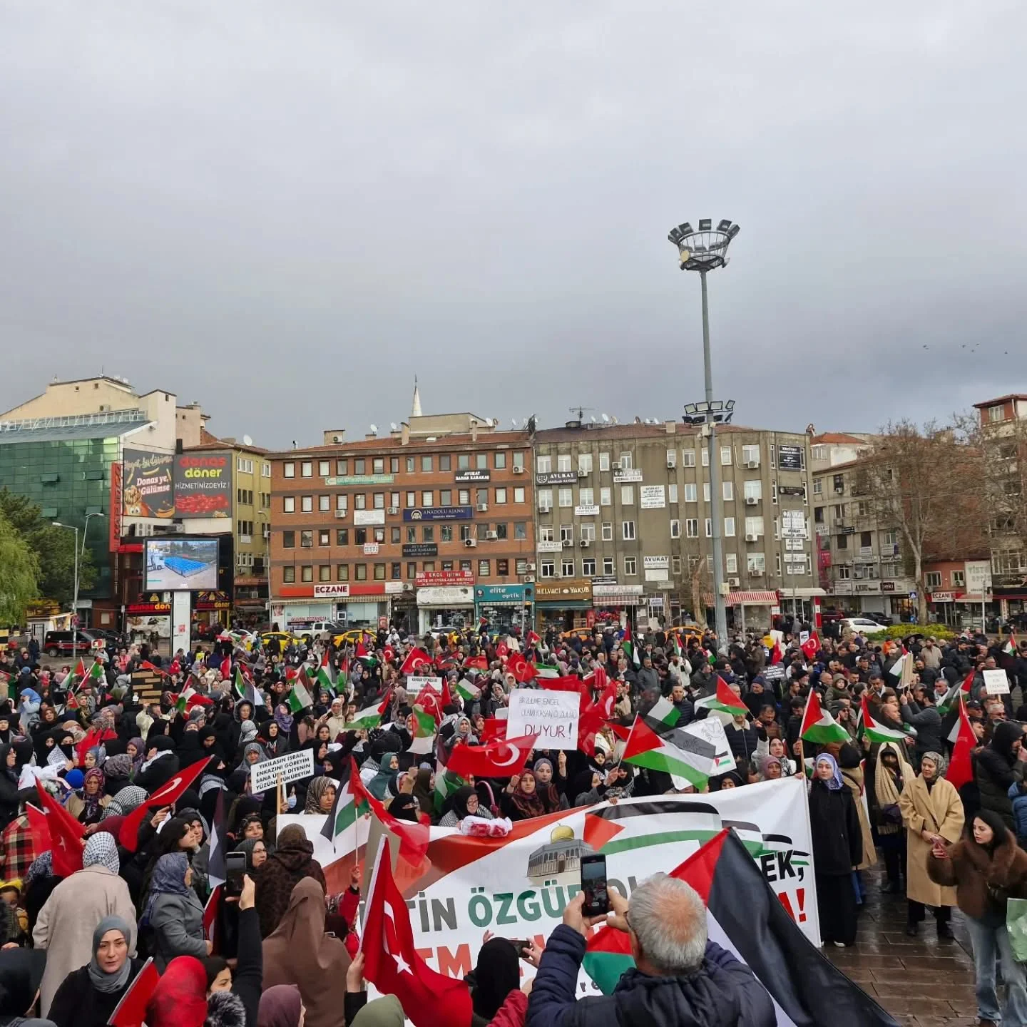 490346156_10234538884945946_8903336764019268826_n Kırıkkale Gazze İçin Ayakta: Cumhuriyet Meydanı'na Akın Ettiler