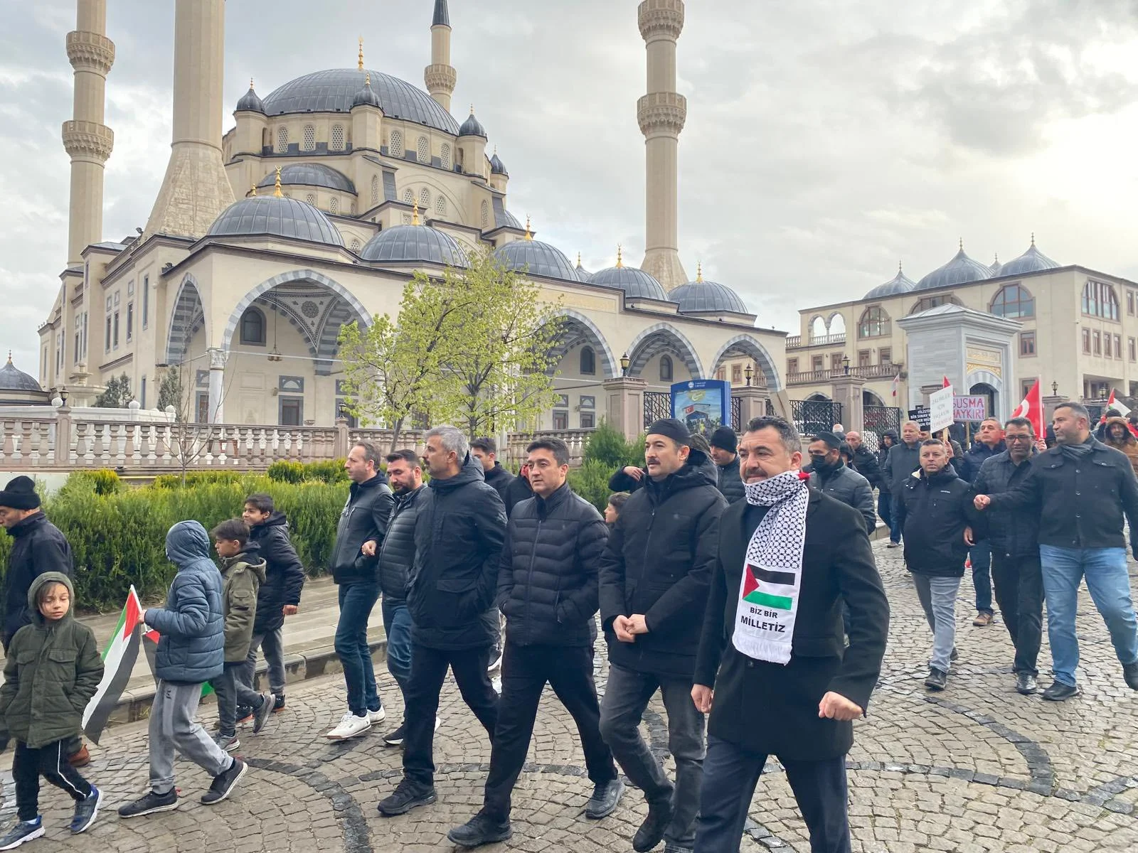 490351251_10234538885665964_1546538803533358954_n Kırıkkale Gazze İçin Ayakta: Cumhuriyet Meydanı'na Akın Ettiler