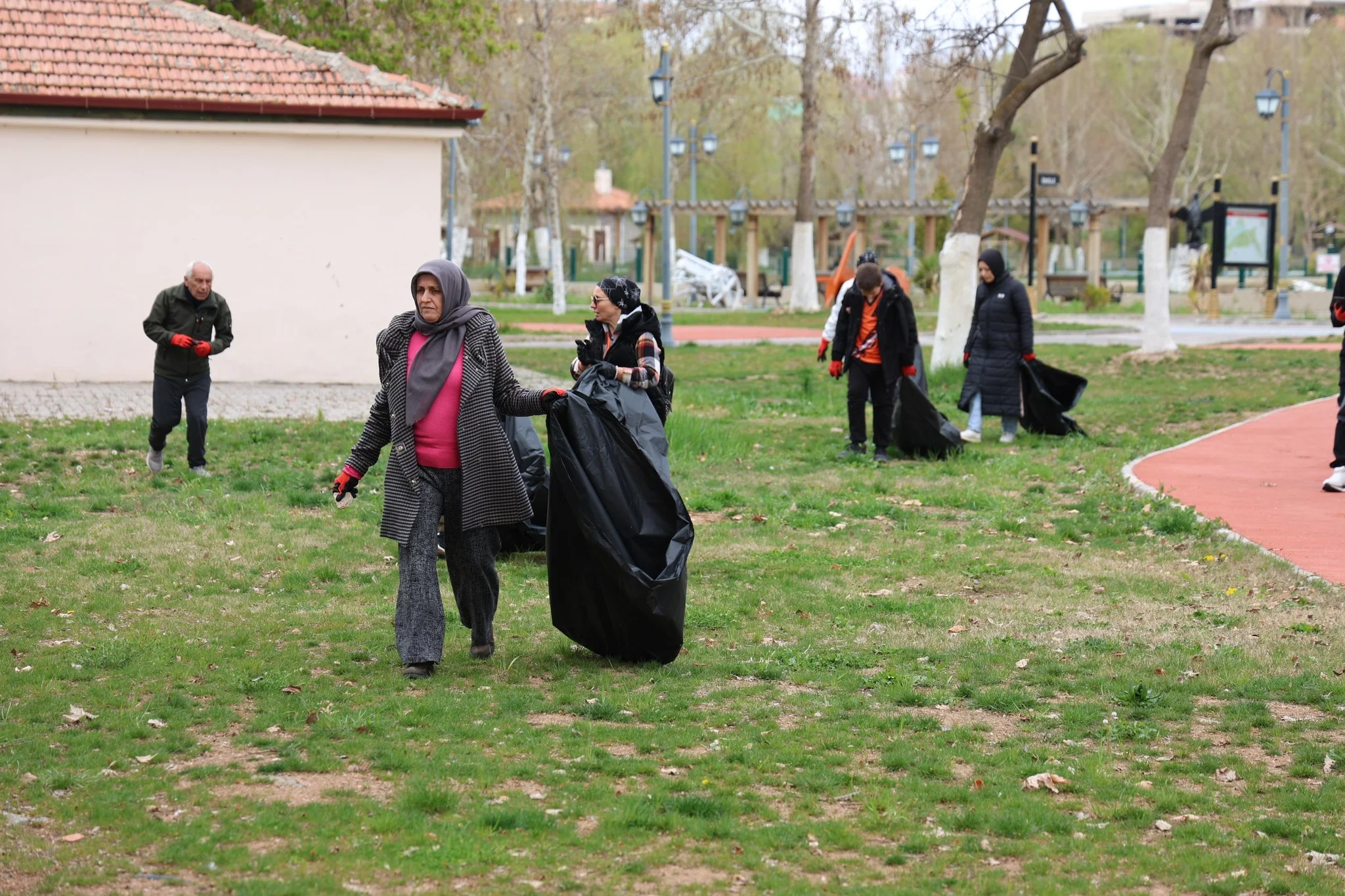 490975277_1124048633097796_1599882227726363323_n Bozkır Dağcılık Kulübünden Örnek Davranış: Kızılırmak Kıyısında Temizlik Seferberliği