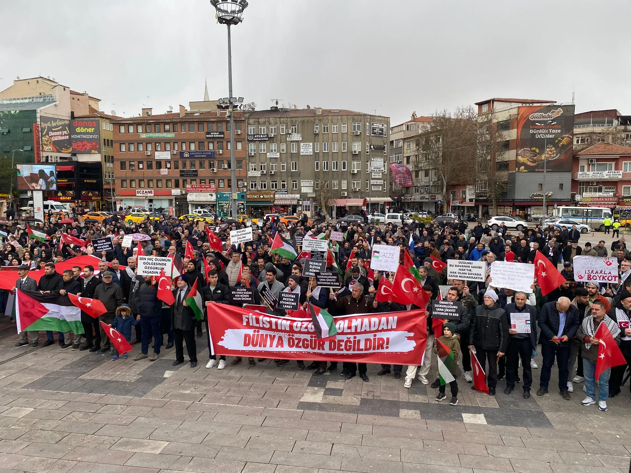 GobPNwCWQAAlxtm Kırıkkale Gazze İçin Ayakta: Cumhuriyet Meydanı'na Akın Ettiler