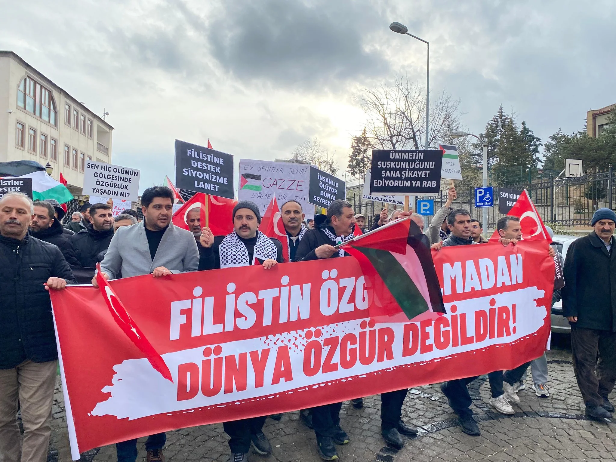 GobPNwGWwAA1GzU Kırıkkale Gazze İçin Ayakta: Cumhuriyet Meydanı'na Akın Ettiler