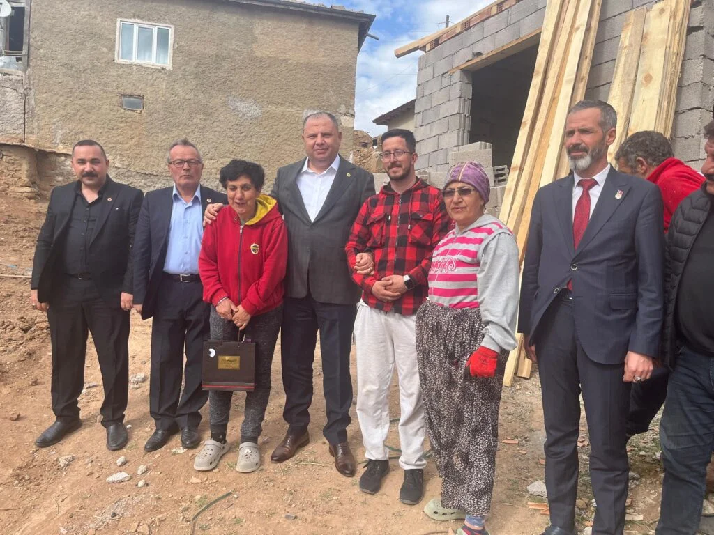 halil-ozturk-ev Halil Öztürk'ten Türkiye'ye İnsanlık Dersi: Oy Vermeyen Köye Ev Yaptırdı!